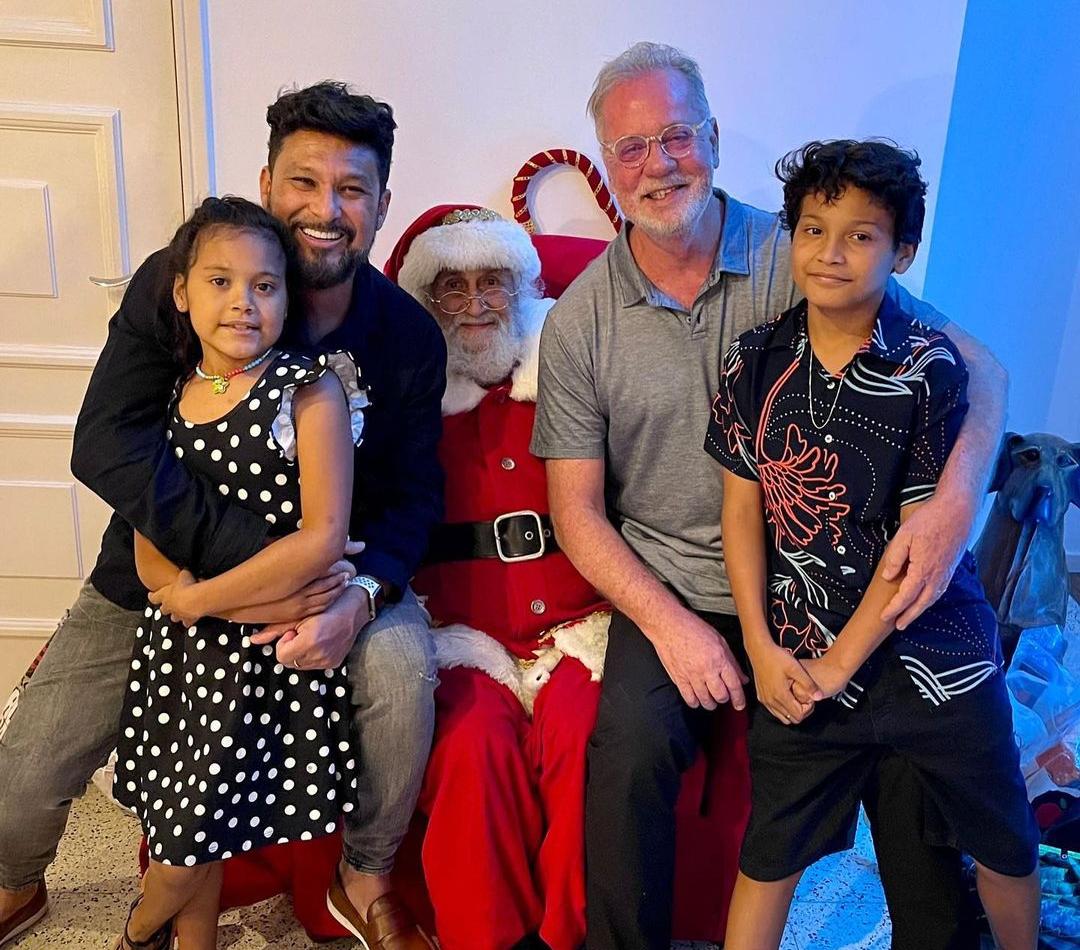 Luiz Fernando Guimarães posa ao lado do marido e filhos em primeiro Natal juntos