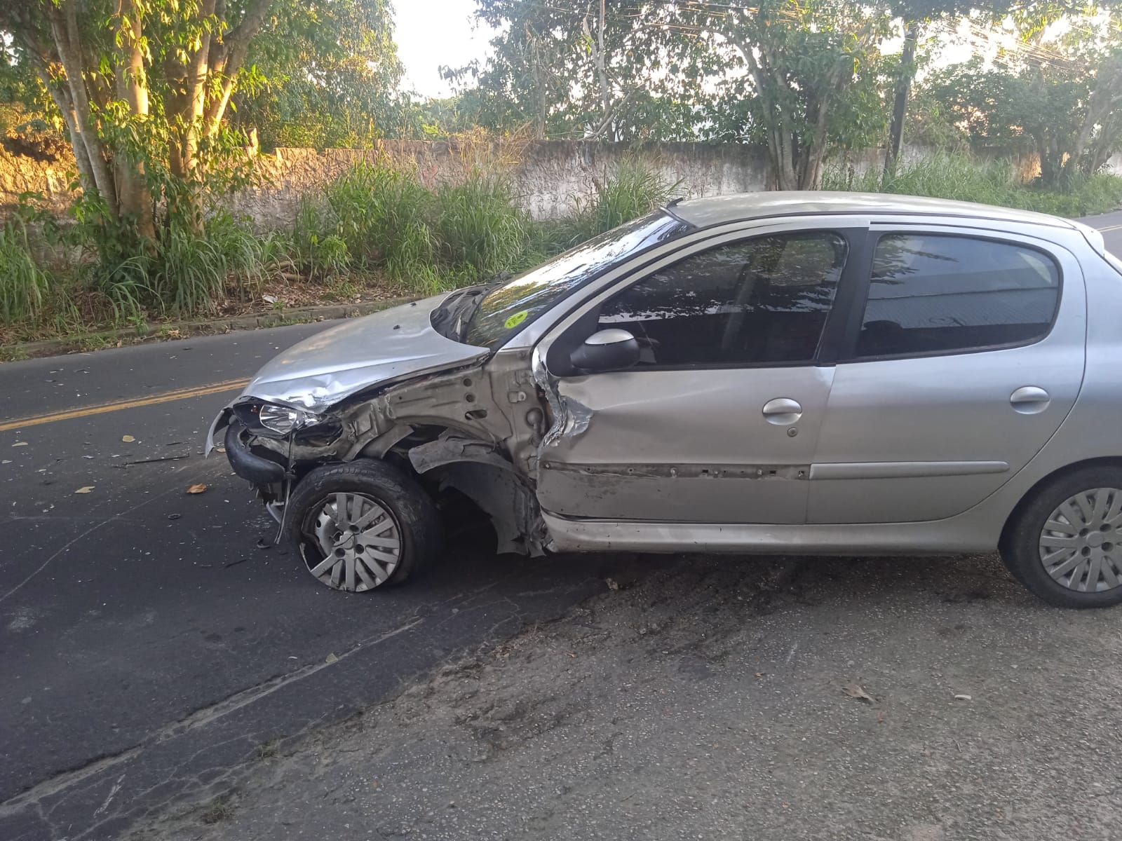 Embriagados, motorista e passageiro fogem após causar acidente com vítima em Manaus