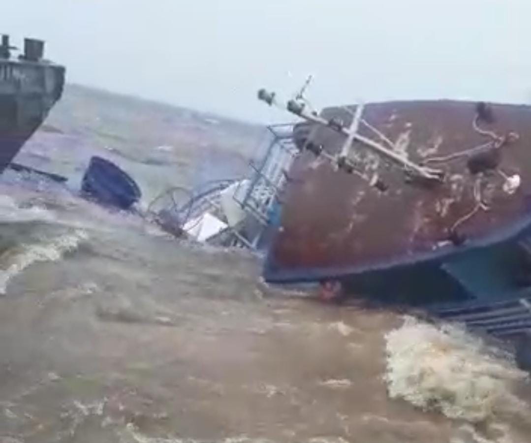 Veja momento que barco afunda no Rio Negro durante temporal