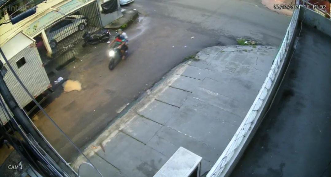 Vídeo mostra assassinos chegando em motocicleta para matar barbeiro em Manaus