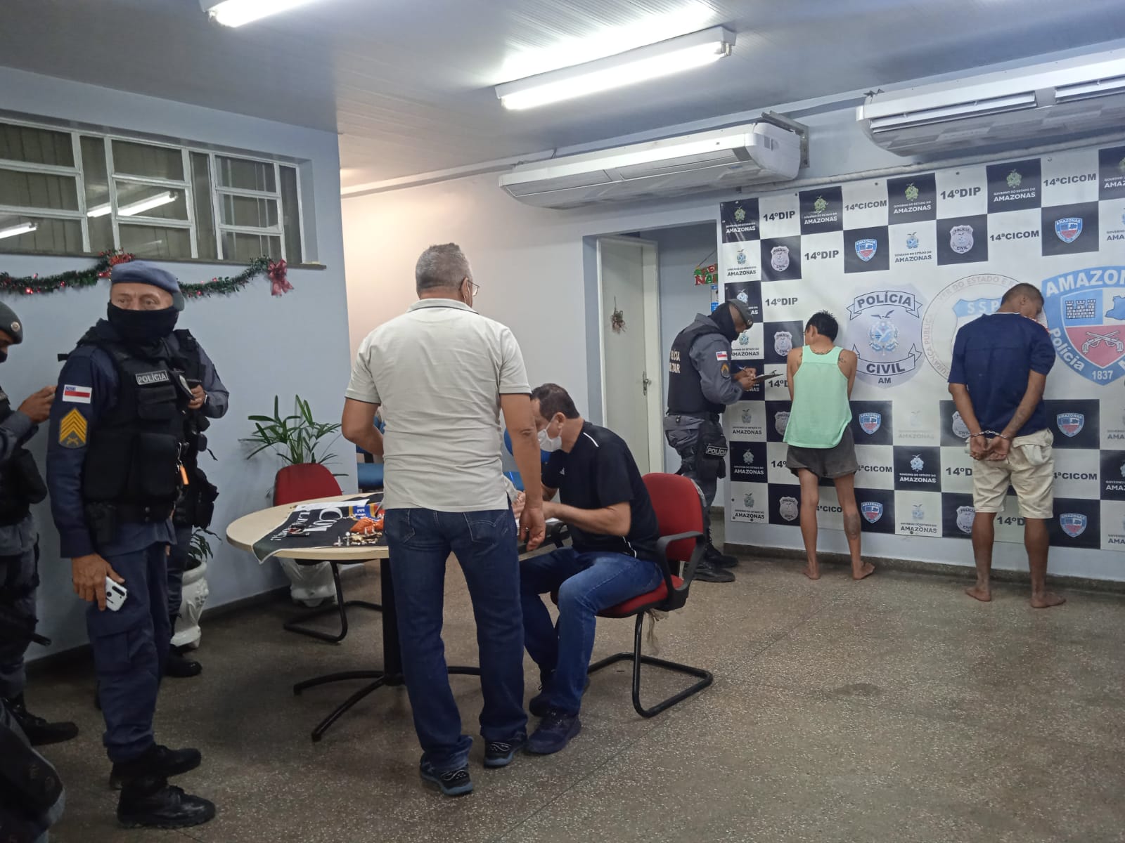 Polícia encontra vídeos de assassinatos em celular de mulher presa com drogas em Manaus