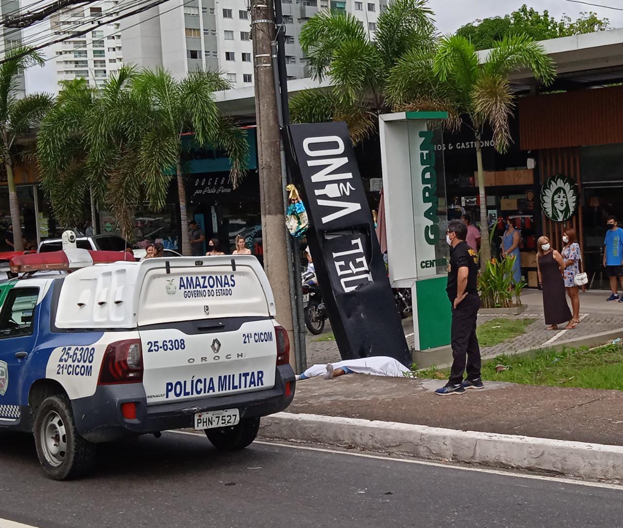 PC vai usar imagens de câmeras para investigar acidente que matou motociclista em Manaus