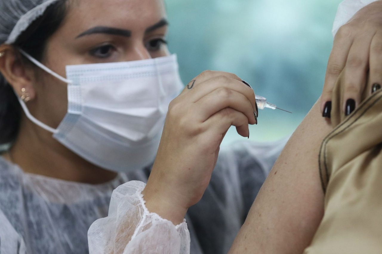 Após duas doses de vacinas casos de reinfecção por Covid em Manaus reduziram 80%