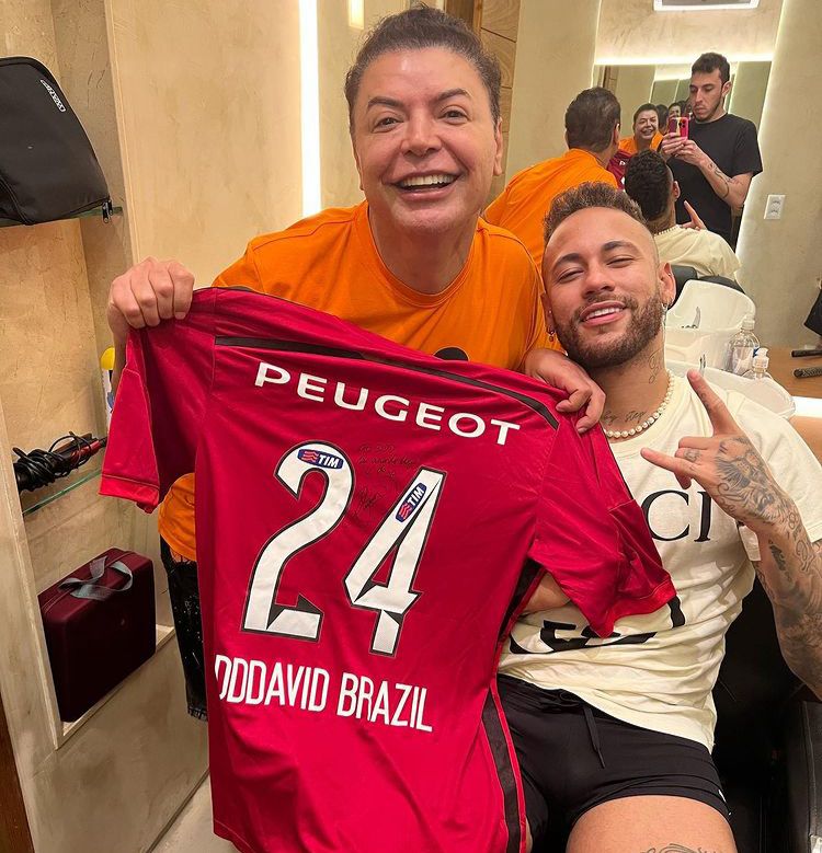 David Brazil posta foto com Neymar e ‘volume generoso’ do jogador chama atenção 