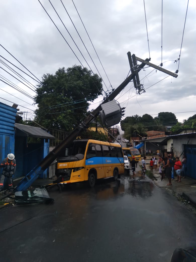 Moradores ficam sem energia elétrica após amarelinho atingir poste em Manaus