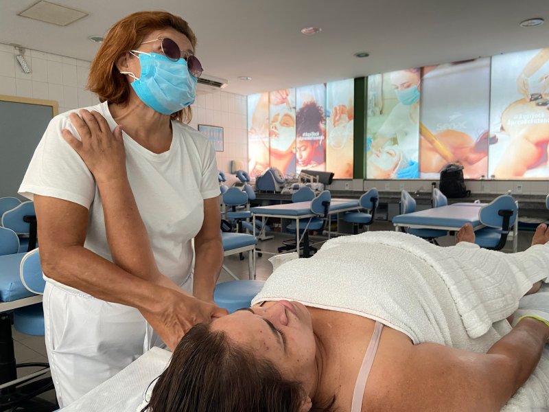 Deficientes visuais concluem curso de massoterapia pelo Senac Amazonas