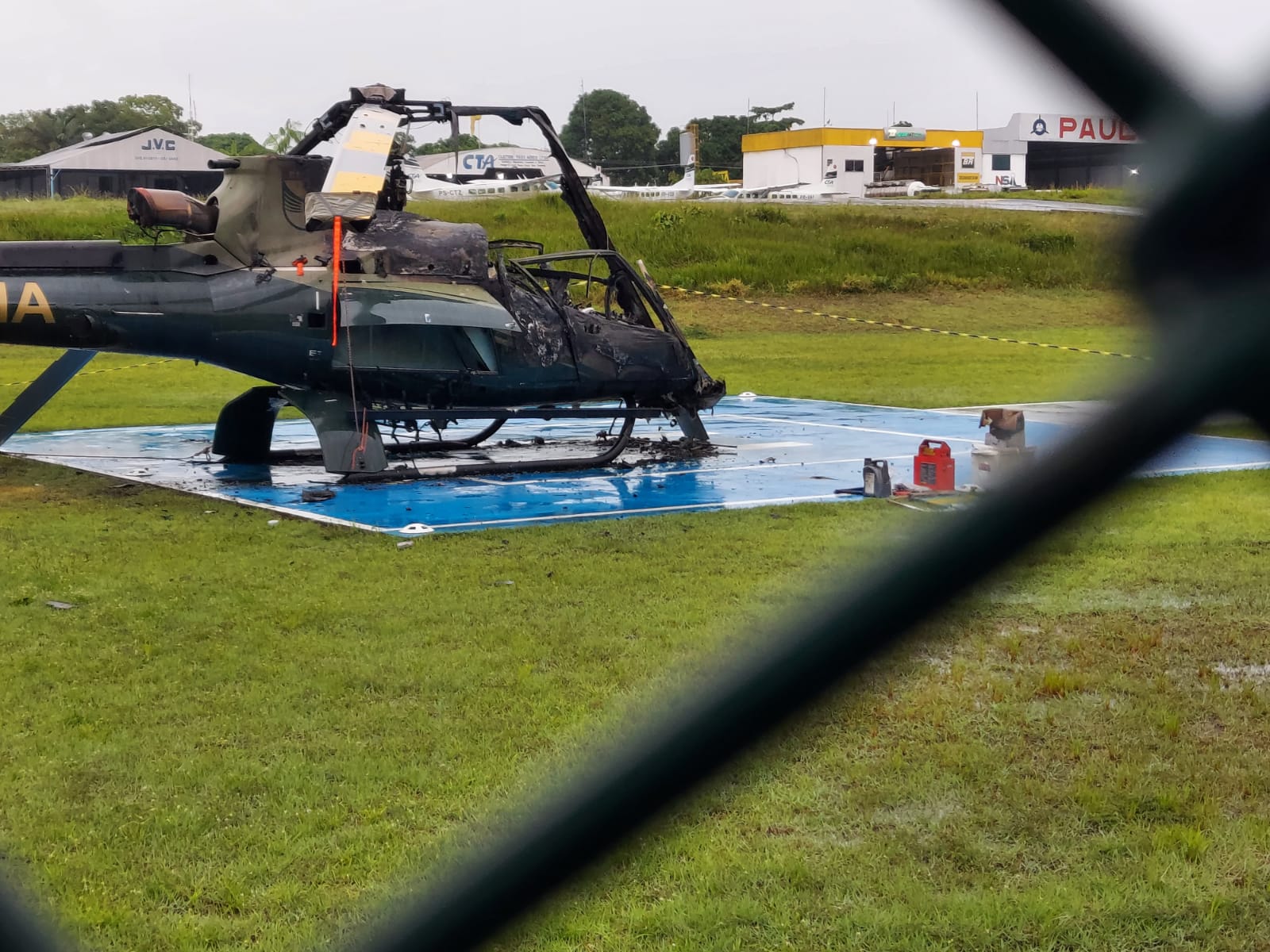 Helicóptero do Ibama é destruído durante incêndio criminoso em Manaus; vídeo