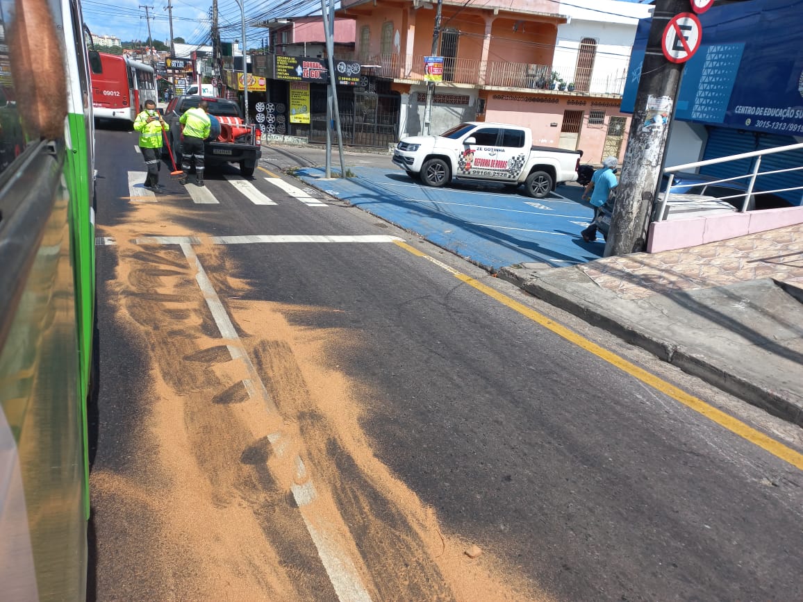 Óleo em pista causa acidentes e lentidão na avenida Cosme Ferreira