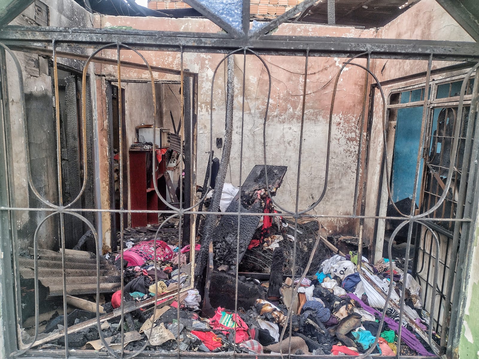 Incêndio destrói casa em Manaus e mulher acusa cunhada de atear fogo