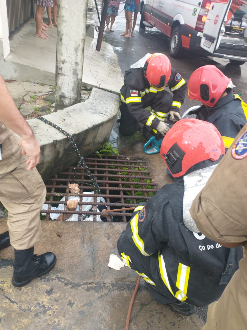 Homem aparece preso dentro de bueiro com grade em Manaus