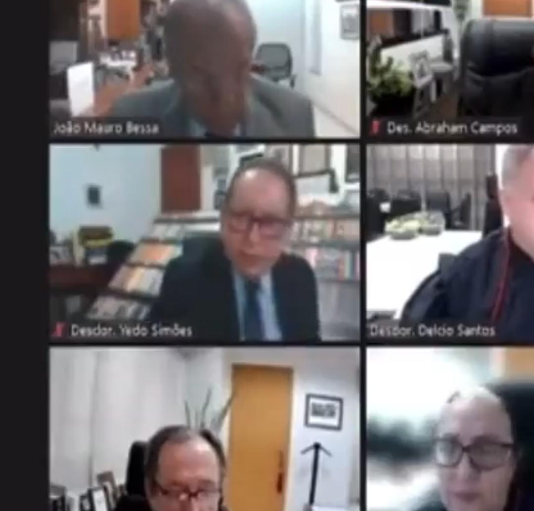 Desembargador explica fundo de biblioteca falsa que caiu durante sessão virtual do TJAM