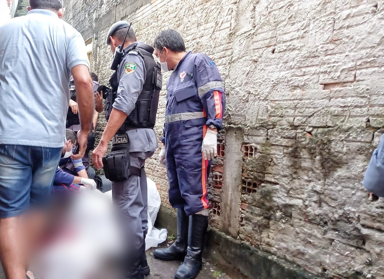 Jovem é puxado para beco e executado com vários tiros na Compensa, em Manaus