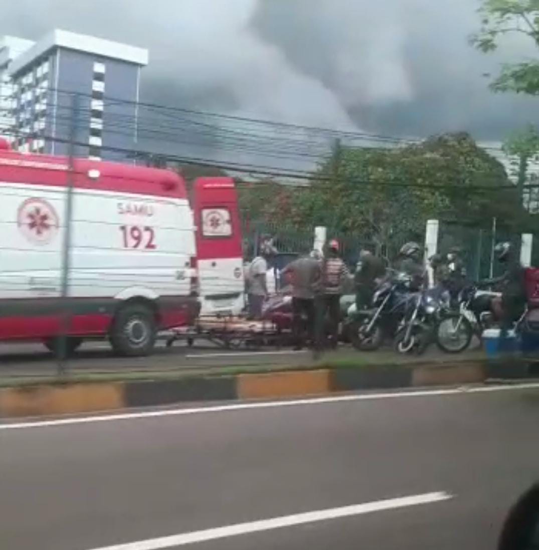 Acidente deixa motociclistas estirados em avenida de Manaus