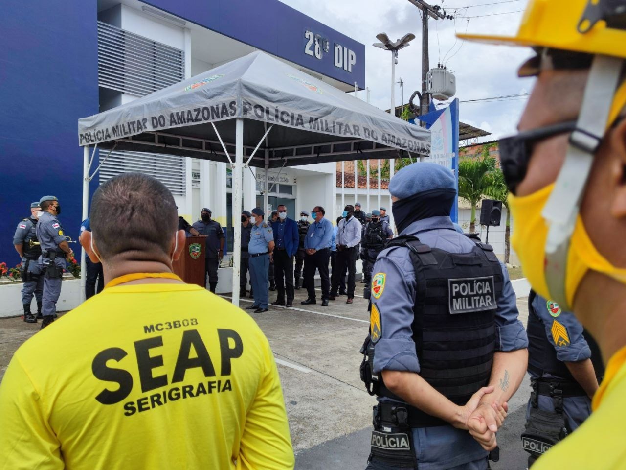 Detentos reformam delegacia em Manaus