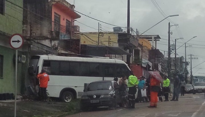 Micro-ônibus se desprende de guincho e invade casa em Manaus