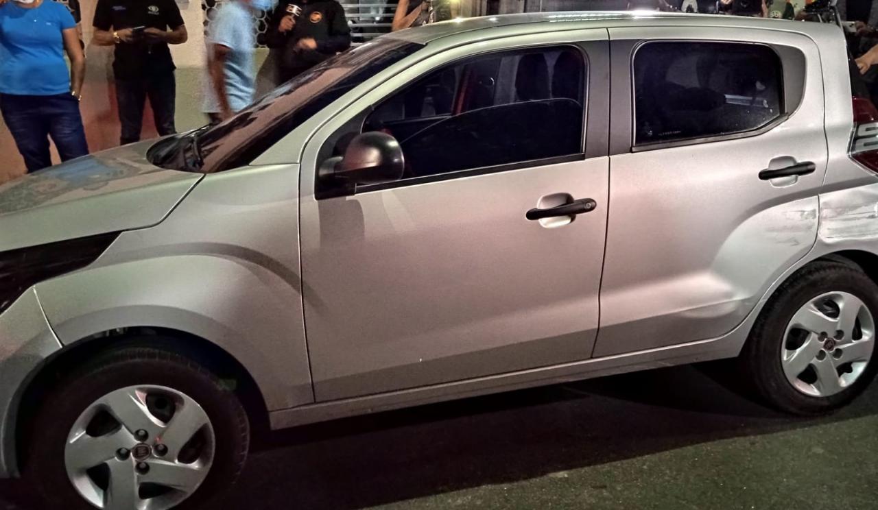 Homem é assassinado a tiros dentro de carro roubado em Manaus