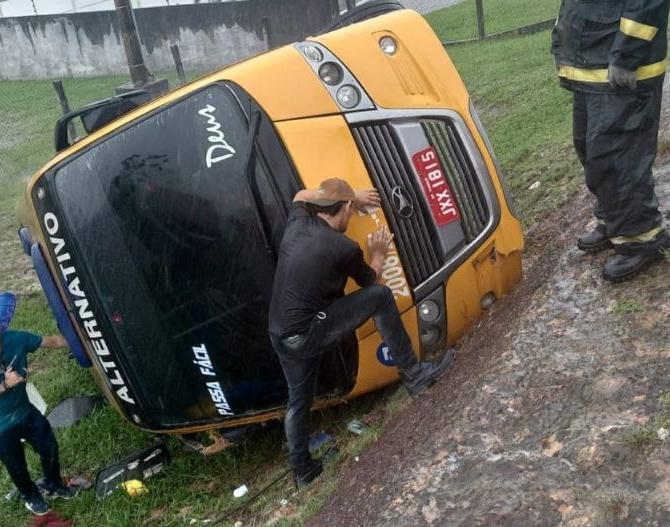 Homem é flagrado arrancando numeração de Amarelinho que capotou em Manaus