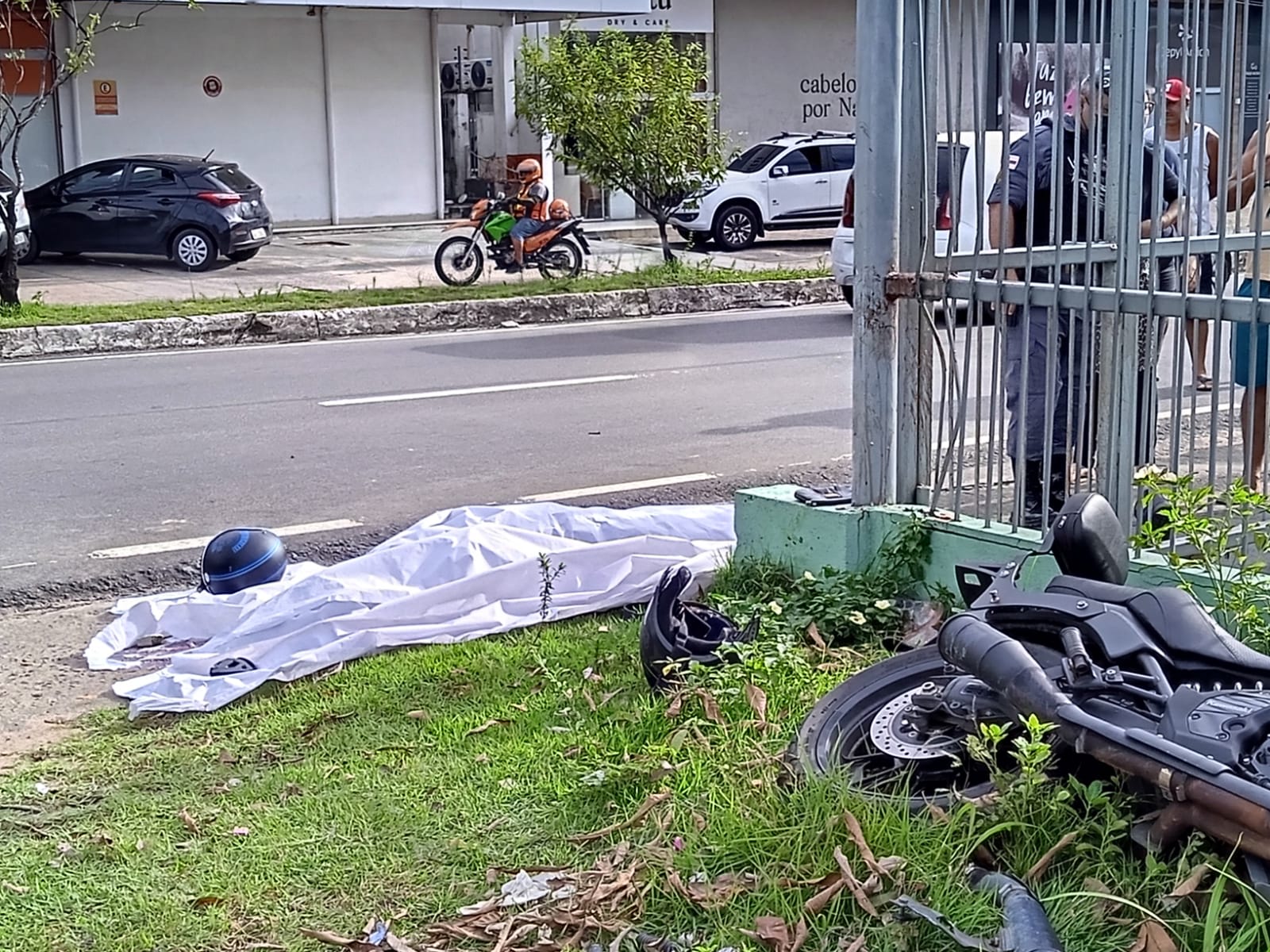 Após morte de casal em acidente, populares roubam objetos de vítima em Manaus 