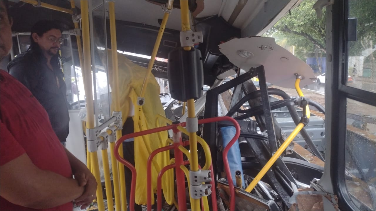 Com cobradora presa às ferragens, veja como ficou ônibus após acidente em Manaus