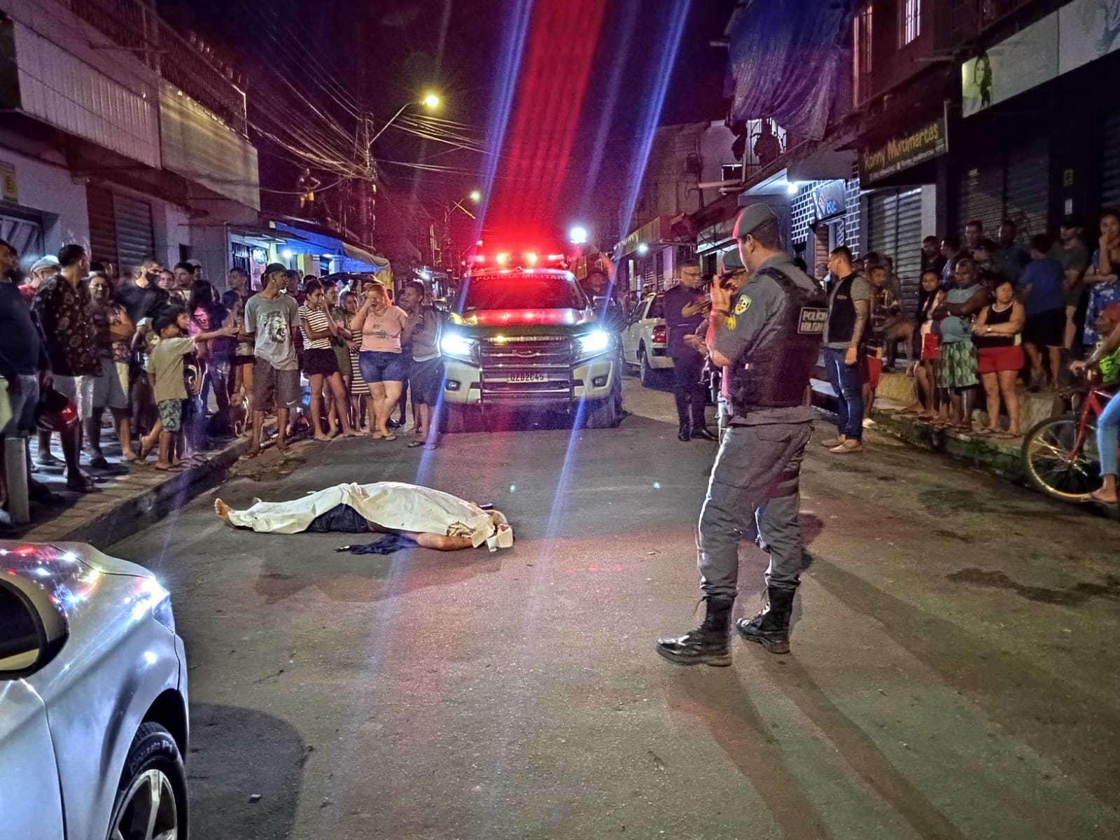 Motociclista é assassinado e abandonado por amigo em rua de Manaus