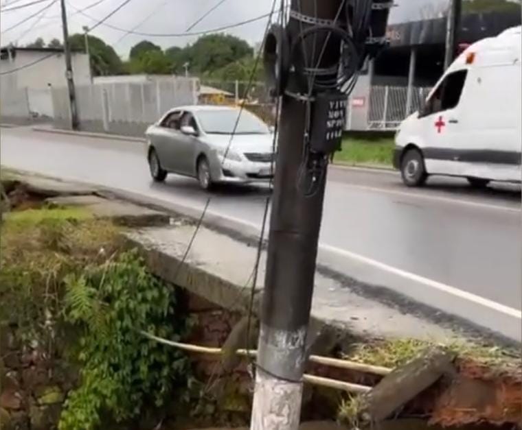 Poste de energia vai parar dentro de igarapé após calçada ceder em Manaus; vídeo