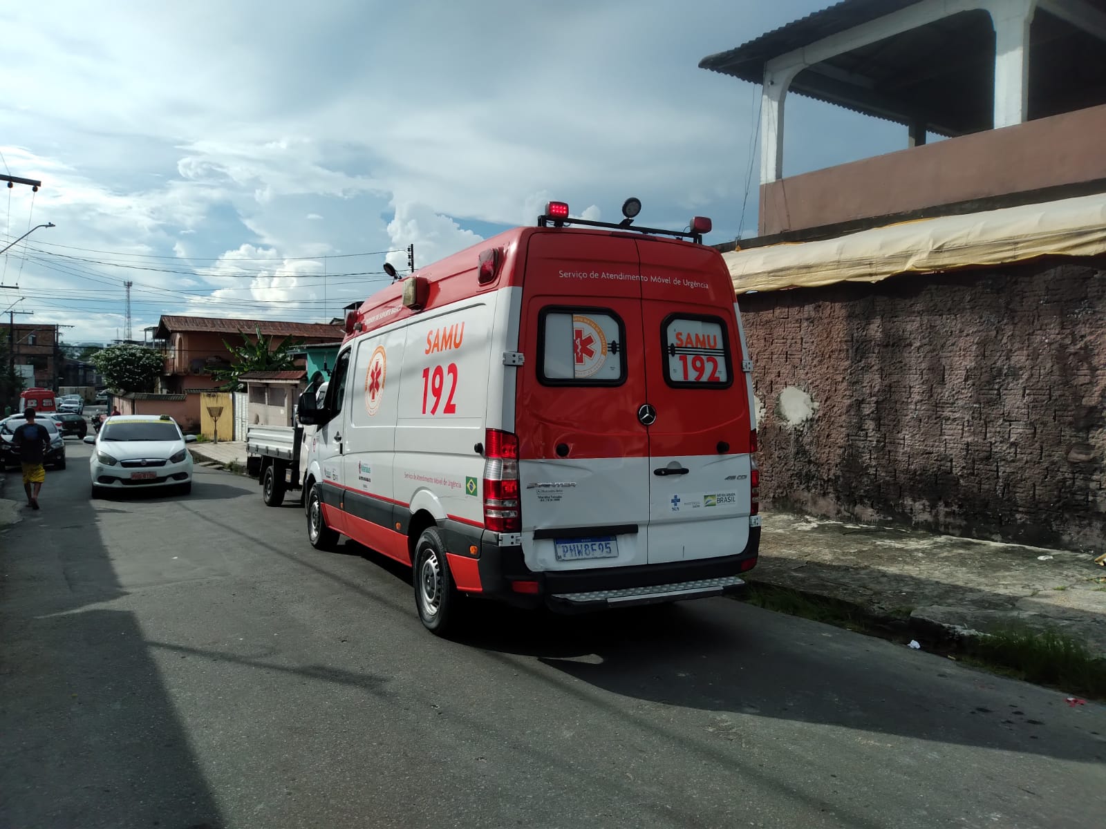 Homem tem braço quebrado e leva pauladas na cabeça em Manaus 