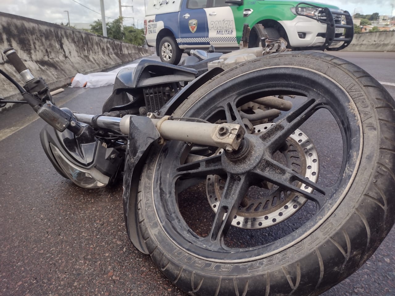 Padeiro empresta motocicleta e morre em grave acidente em viaduto de Manaus