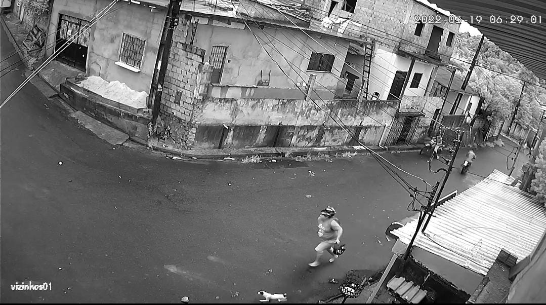 Criminosos roubam motociclista e tentam matar vítima em Manaus; Veja vídeo