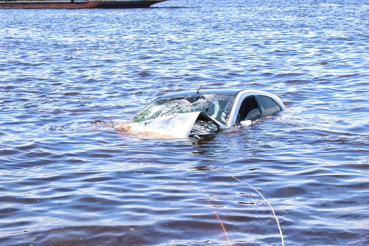 Carro vai parar dentro do rio durante fuga de assaltantes em Manaus