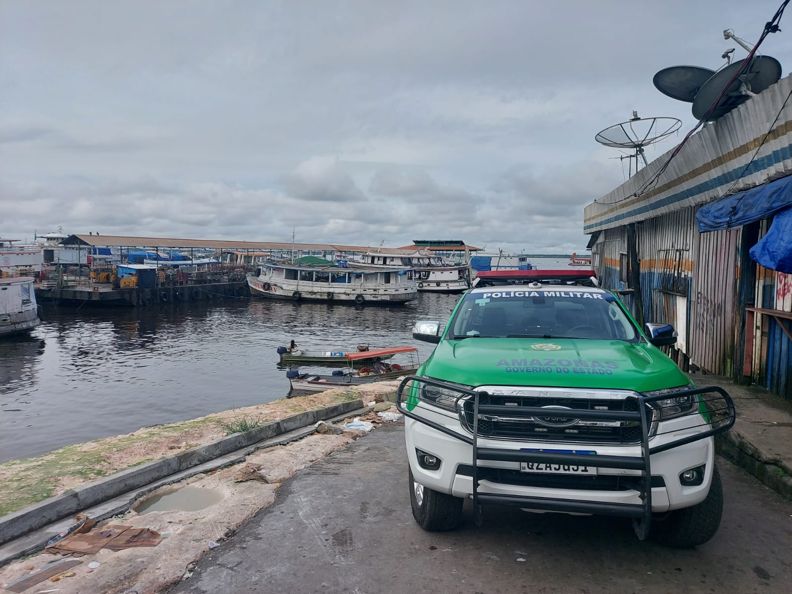 Homem cai no rio e desaparece após perseguição policial em Manaus