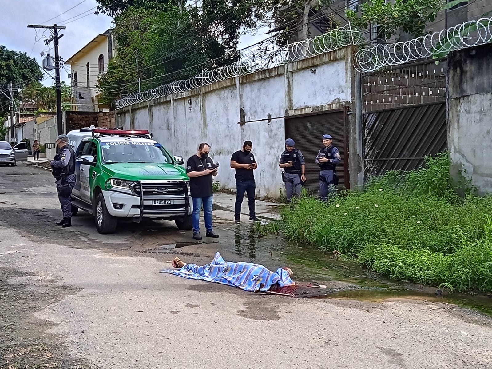 Criminosos esmagaram cabeça de mulher a pedradas em Manaus porque arma falhou