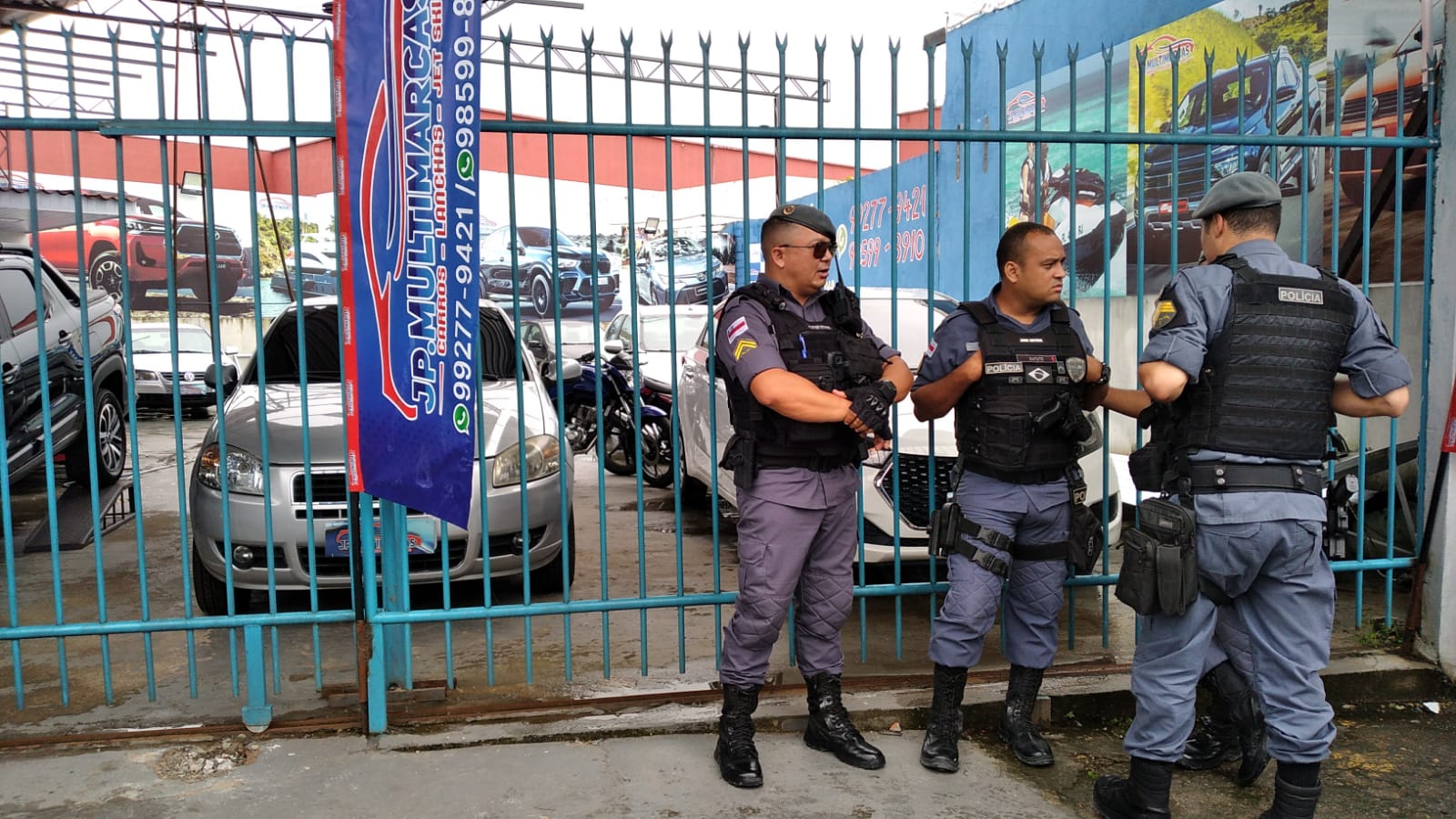 Homem leva tiros na cabeça dentro de loja de carros em Manaus durante assalto