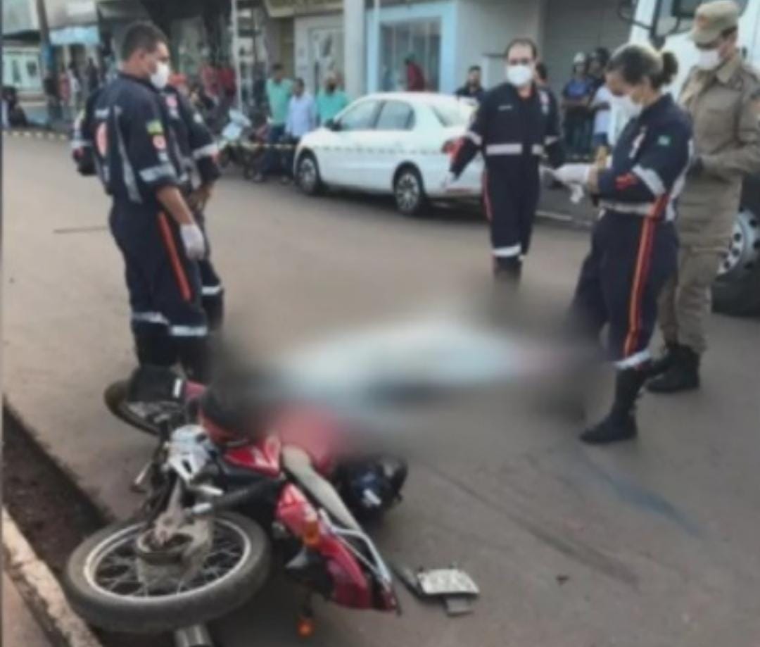 Criança morre após cair de moto e ser atropelada por caminhão; vídeo