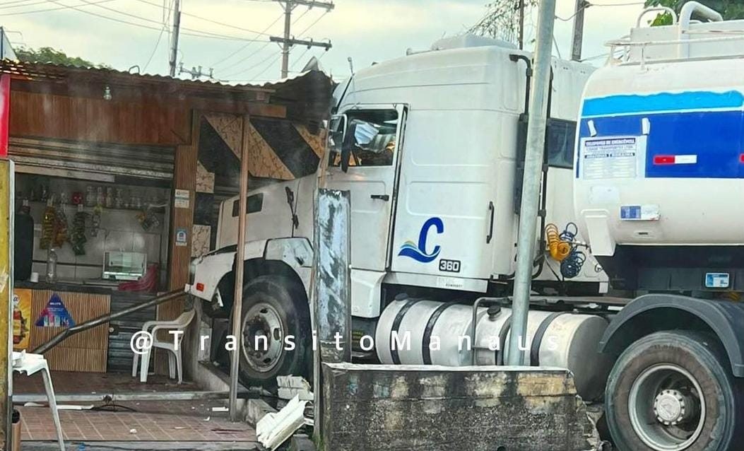 Mulher fica ferida após caminhão invadir comércio durante acidente em Manaus