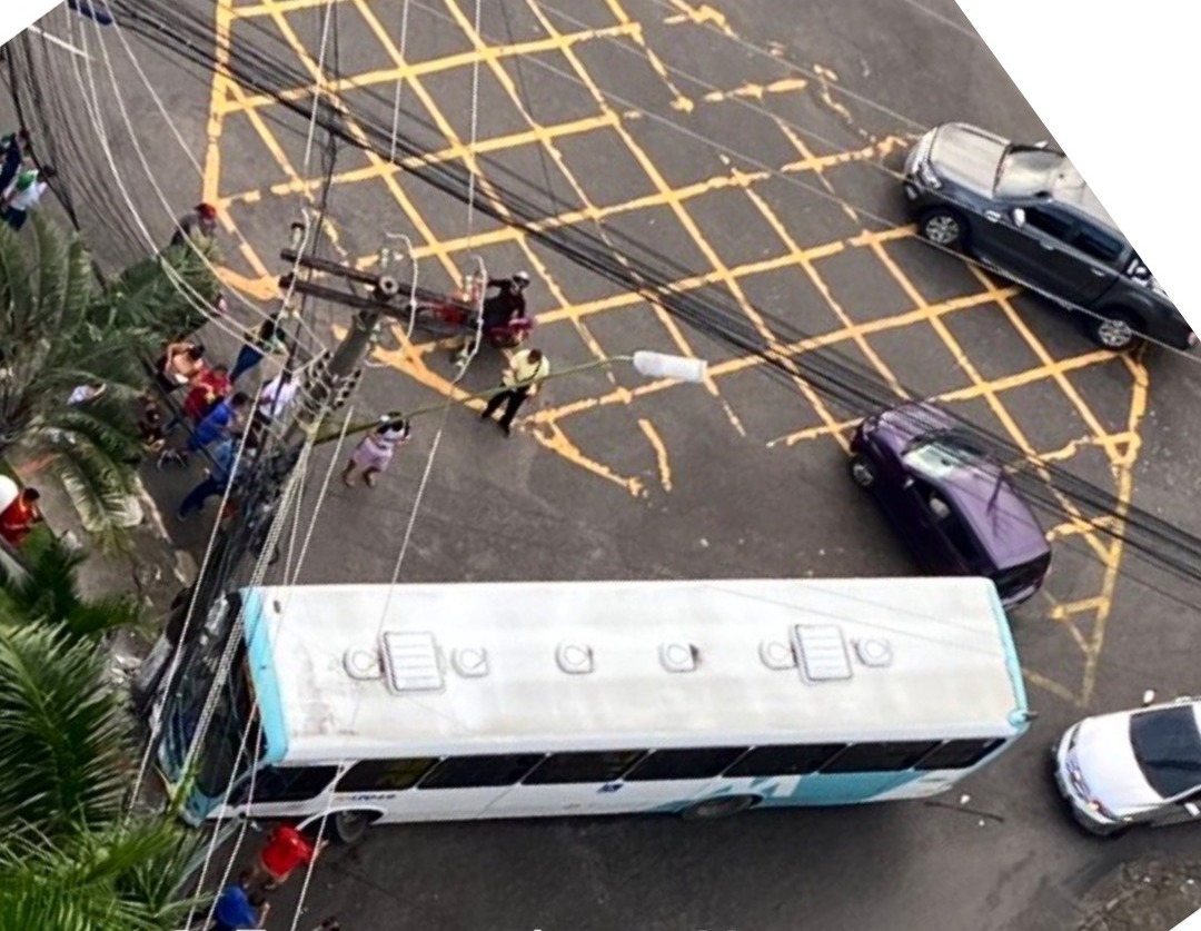 Ônibus deixa bairro sem energia após perder roda e causar acidente em Manaus
