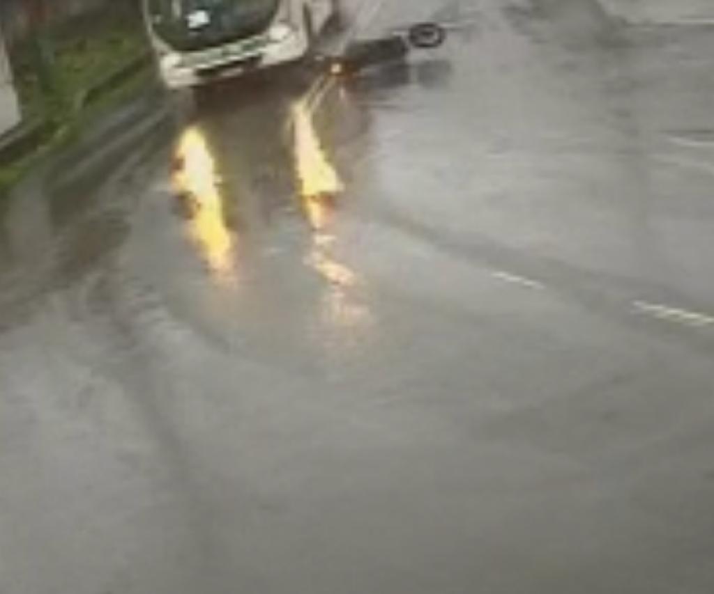 Vídeo mostra momento do acidente entre moto e ônibus que acabou em morte em Manaus