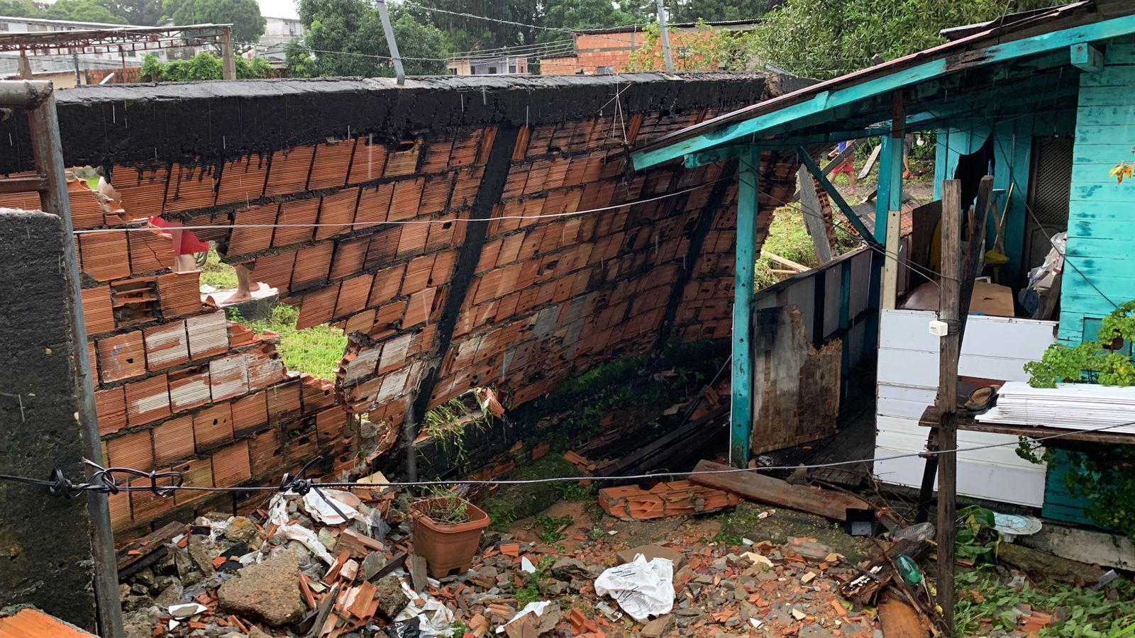 Mulher fica ferida após muro desabar em Manaus durante chuva