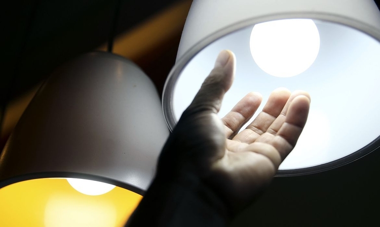 Aneel decide que conta de luz não terá cobrança extra em agosto