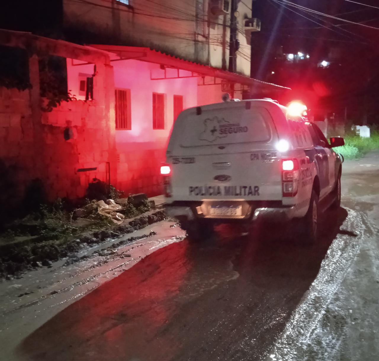 Homem é baleado no rosto na frente de crianças em Manaus