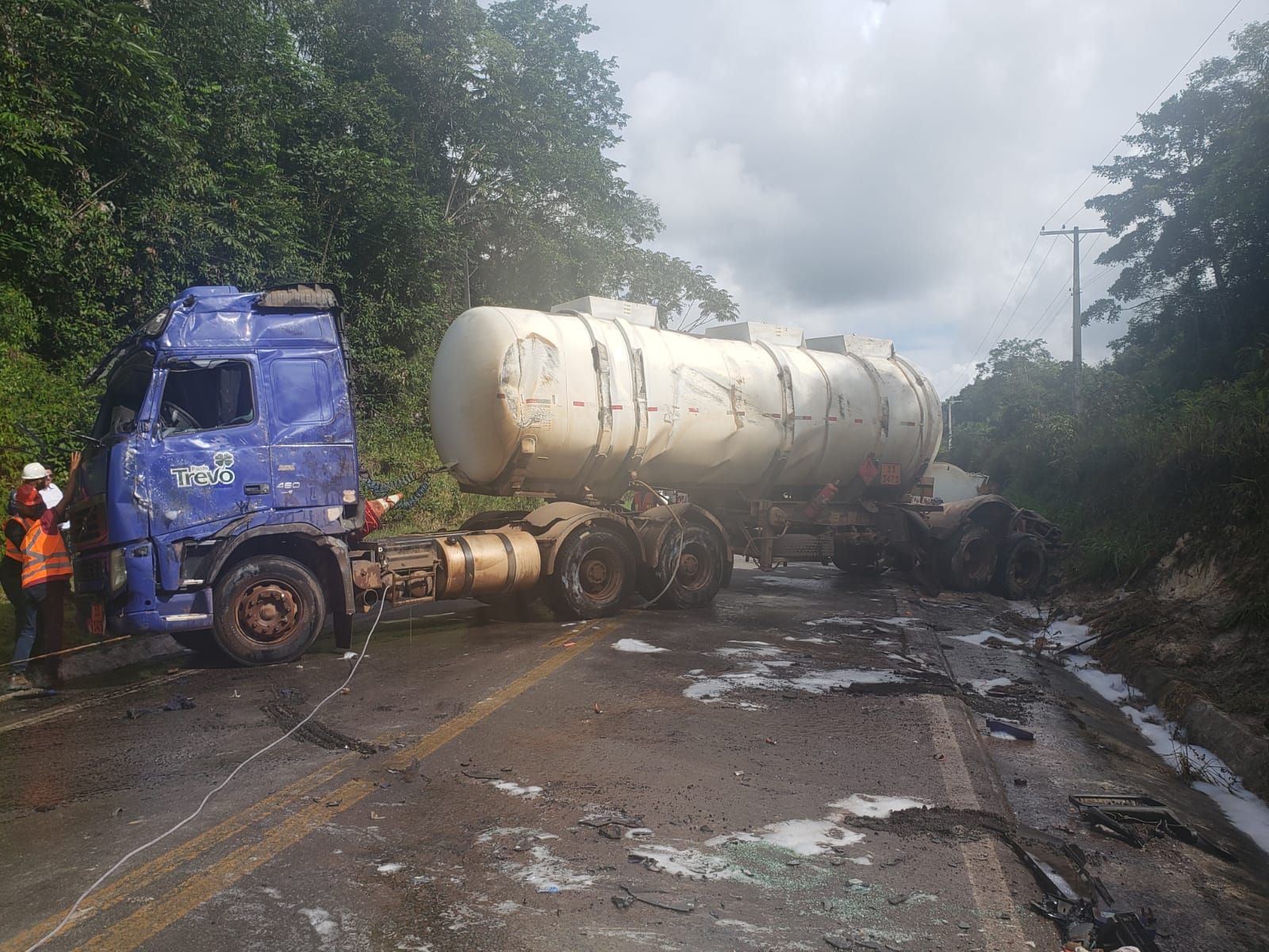 Caminhão tombado na BR-174 é retirado, mas trecho continua parcialmente interditado