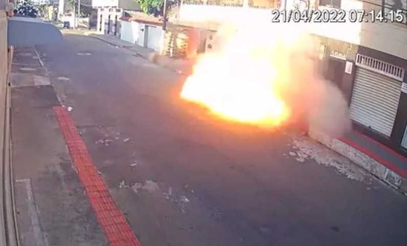 Vídeo mostra prédio de 3 andares desabando em Vila Velha; Bombeiros confirmam 1 morte