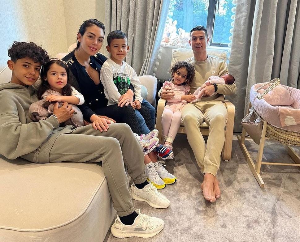 Com foto em família, Cristiano Ronaldo comunica que esposa e filha já estão em casa
