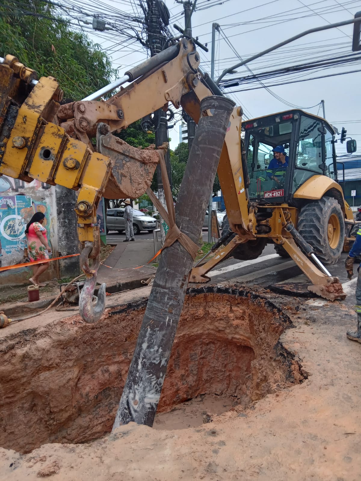 Bairros de Manaus ficam sem água após tubulação romper em avenida