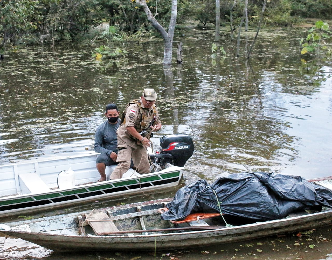 Corpo encontrado no distrito Ariaú não é de paraquedista; Veja momento do resgate
