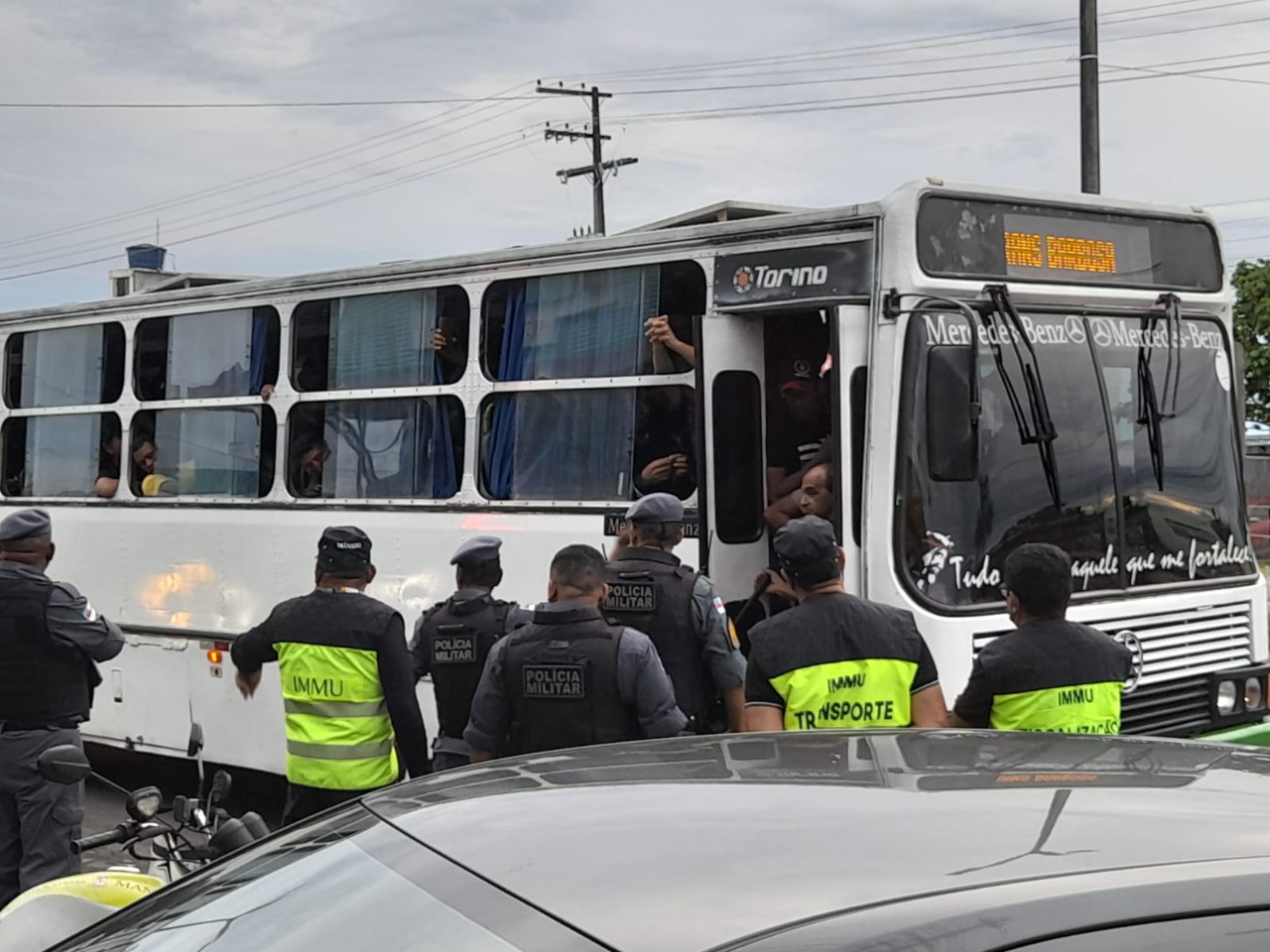 Veículos do transporte clandestino são tirados de circulação em Manaus