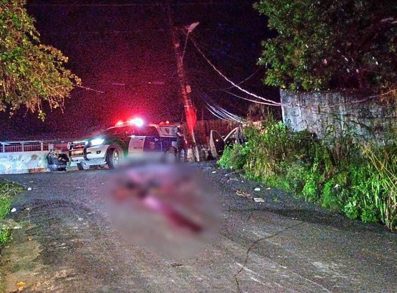 Troca de tiros termina com acidente de carro e três mortos em Manaus