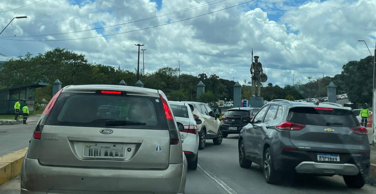 Concurso da Semsa causa engarrafamento intenso em bairro de Manaus
