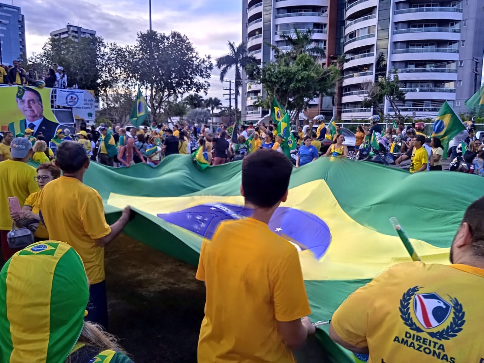 Vídeo: Com buzinaço, apoiadores de Bolsonaro finalizam motociata na Ponta Negra