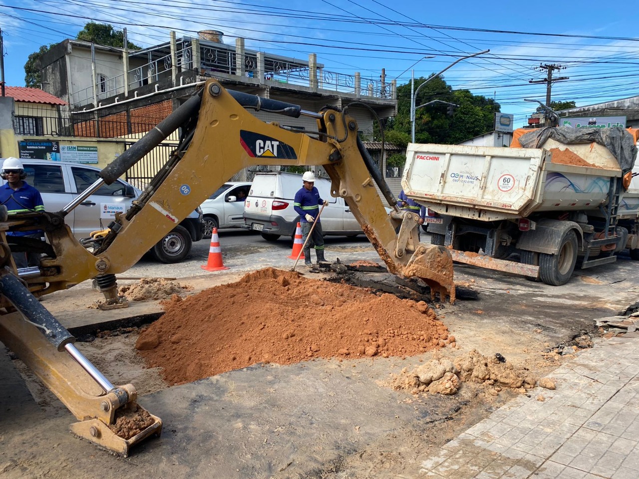Tubulação rompe e abre cratera no meio de avenida em Manaus