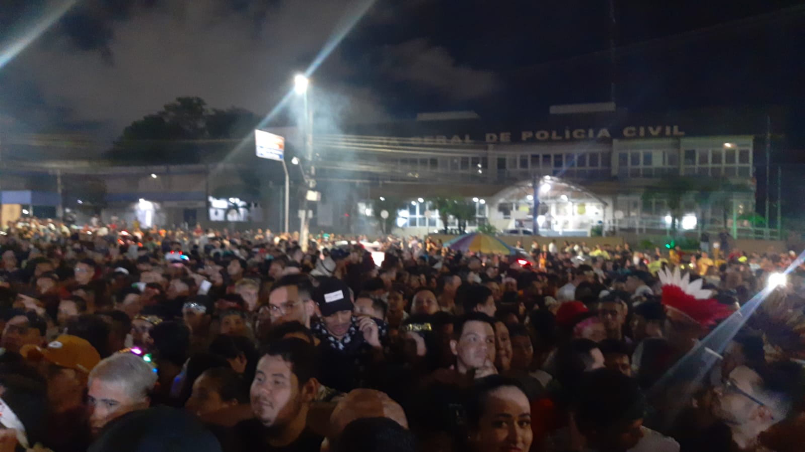 Fãs enfrentam chuva e lotam avenida para prestigiar gravação do DVD da Joelma